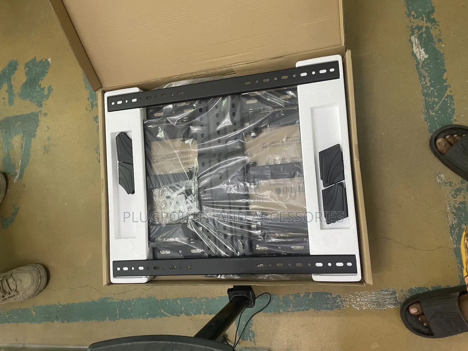 55 - 85” Adjustable Tv Wall Bracket + Free Delivery Today Only