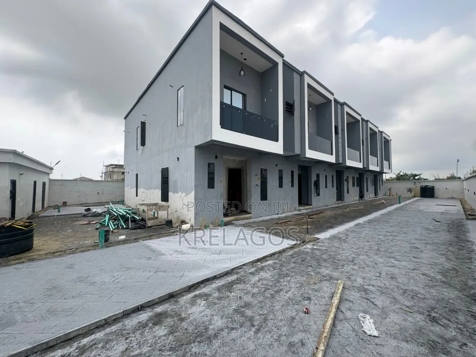 4bdrm Duplex in Ogombo for sale