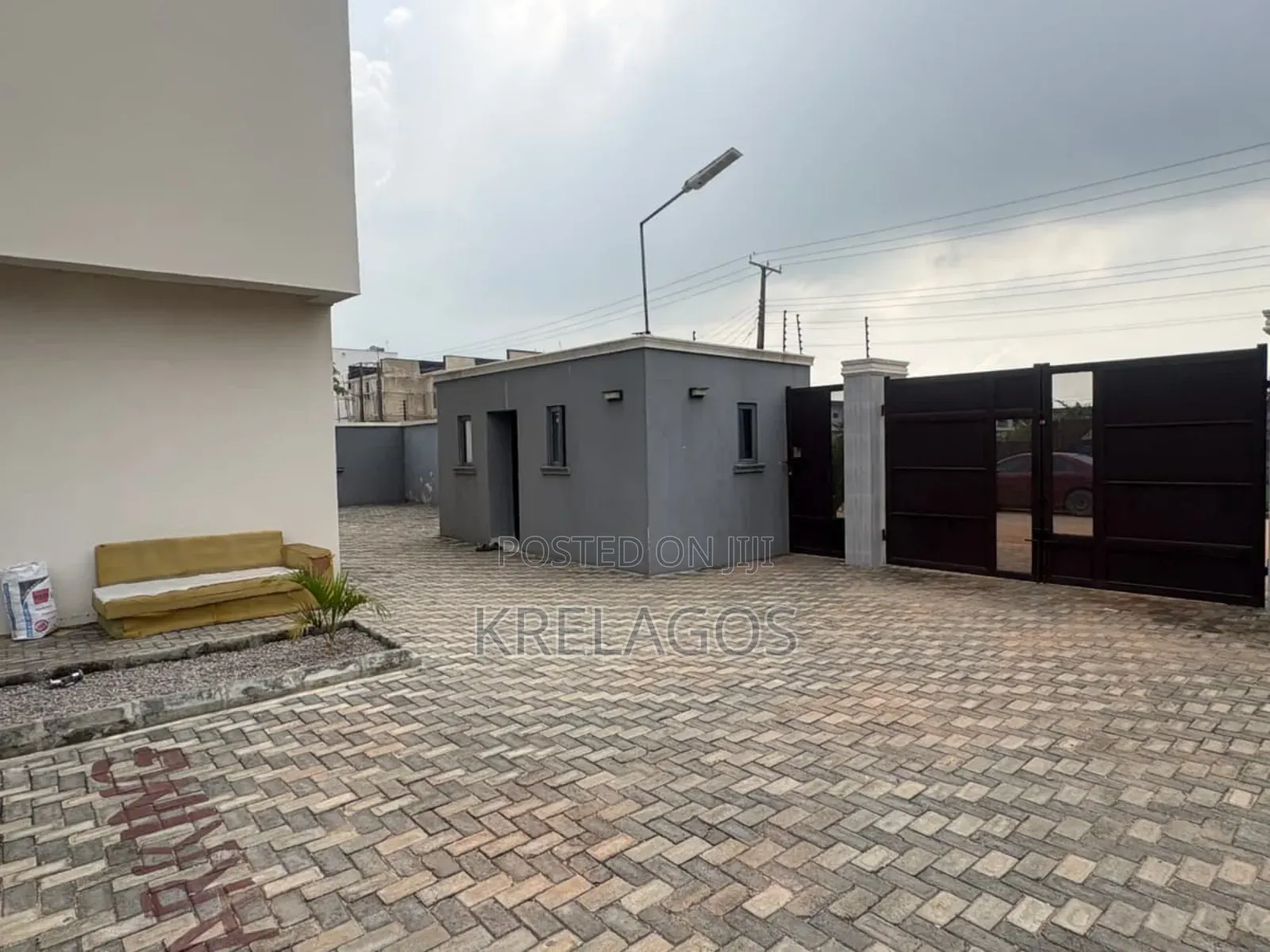 4bdrm Duplex in Ogombo for sale