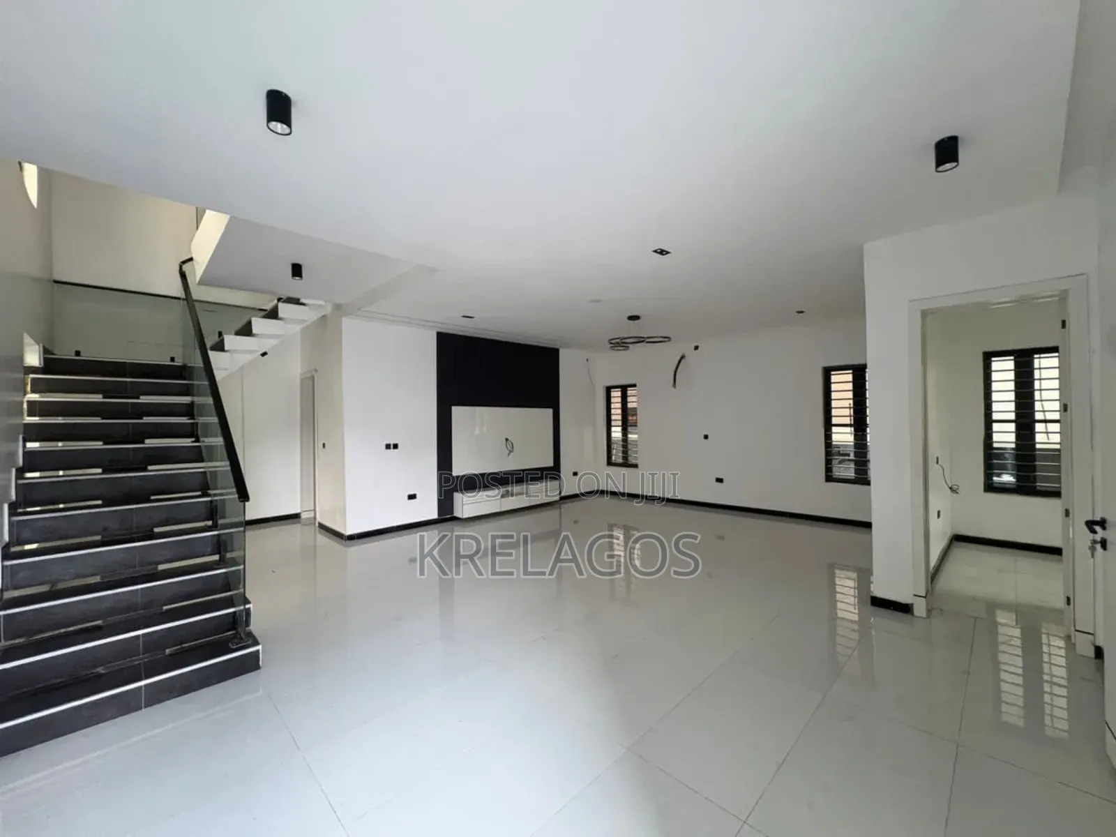 5bdrm Duplex in Ogombo for sale