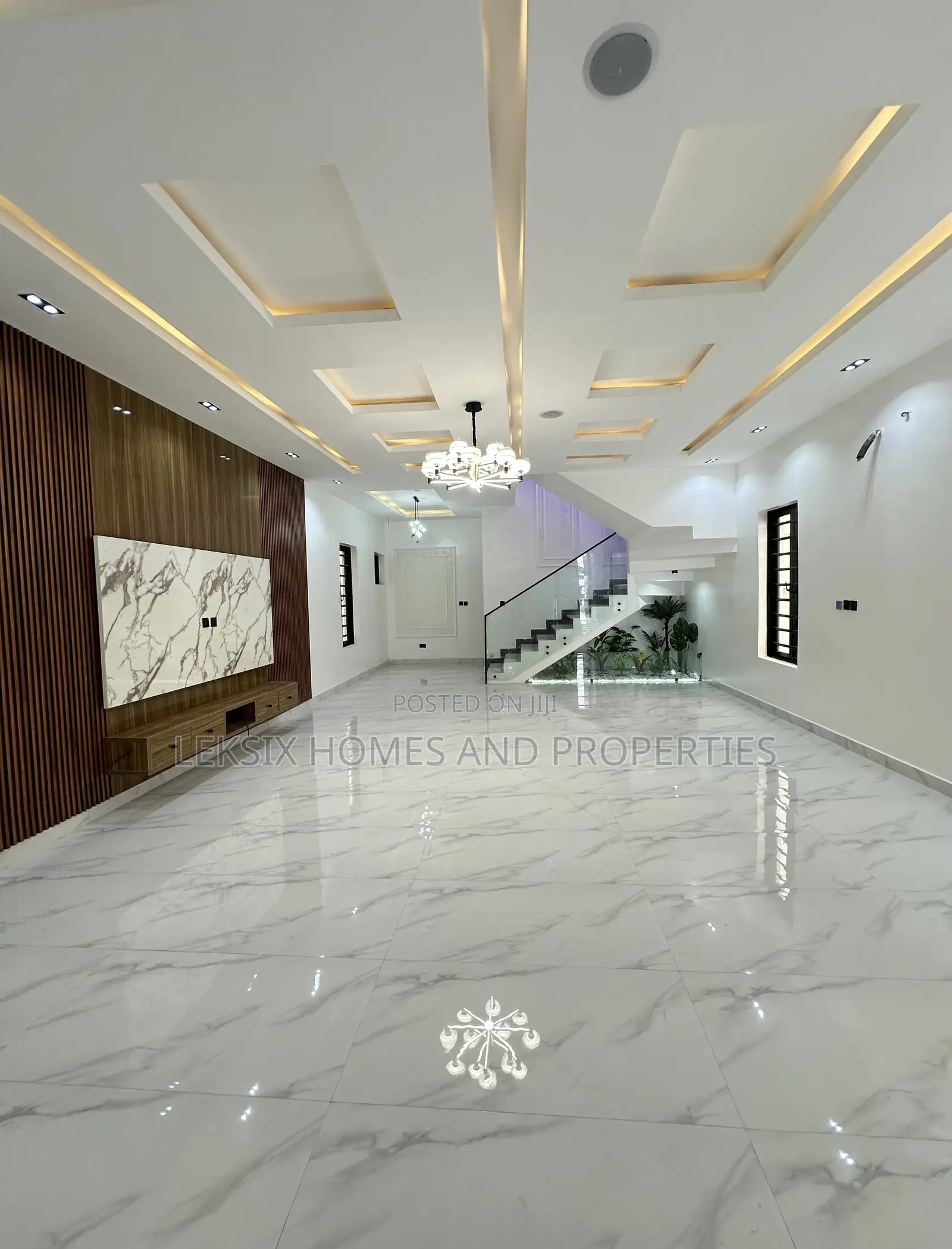 5bdrm Duplex in A Well Secured, Lekki Phase 2 for sale