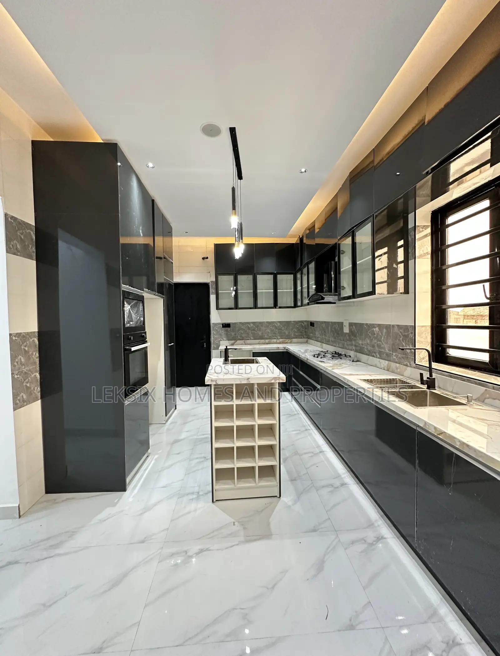 5bdrm Duplex in A Well Secured, Lekki Phase 2 for sale