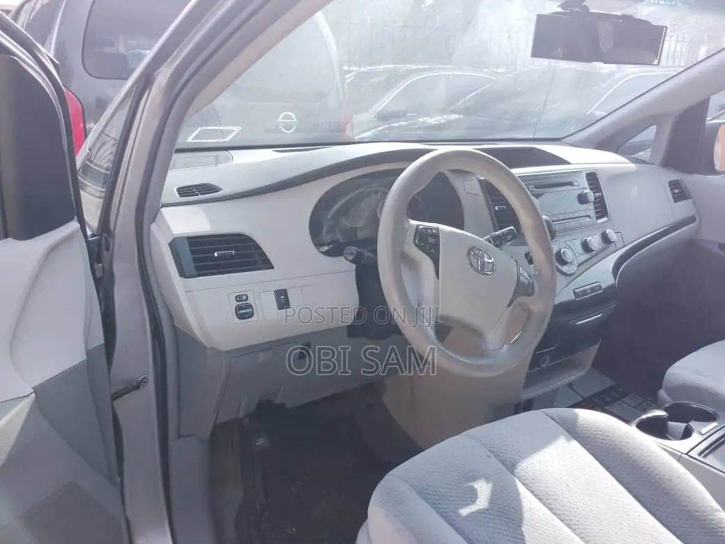 Toyota Sienna 2012 Silver