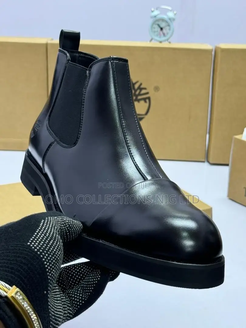 Premium Leather Chelsea Boots With Textured Sole – Fully Boxed