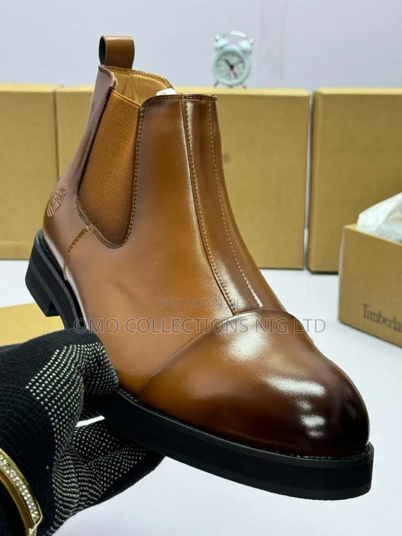 Premium Leather Chelsea Boots With Textured Sole – Fully Boxed