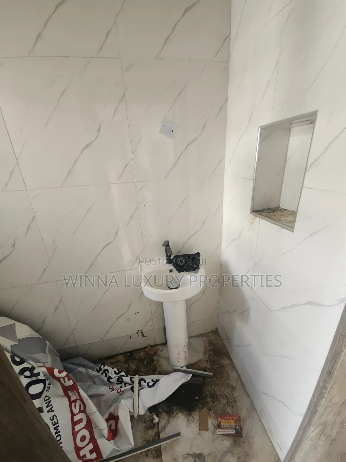 6bdrm Mansion in In A Mini Estate, for sale