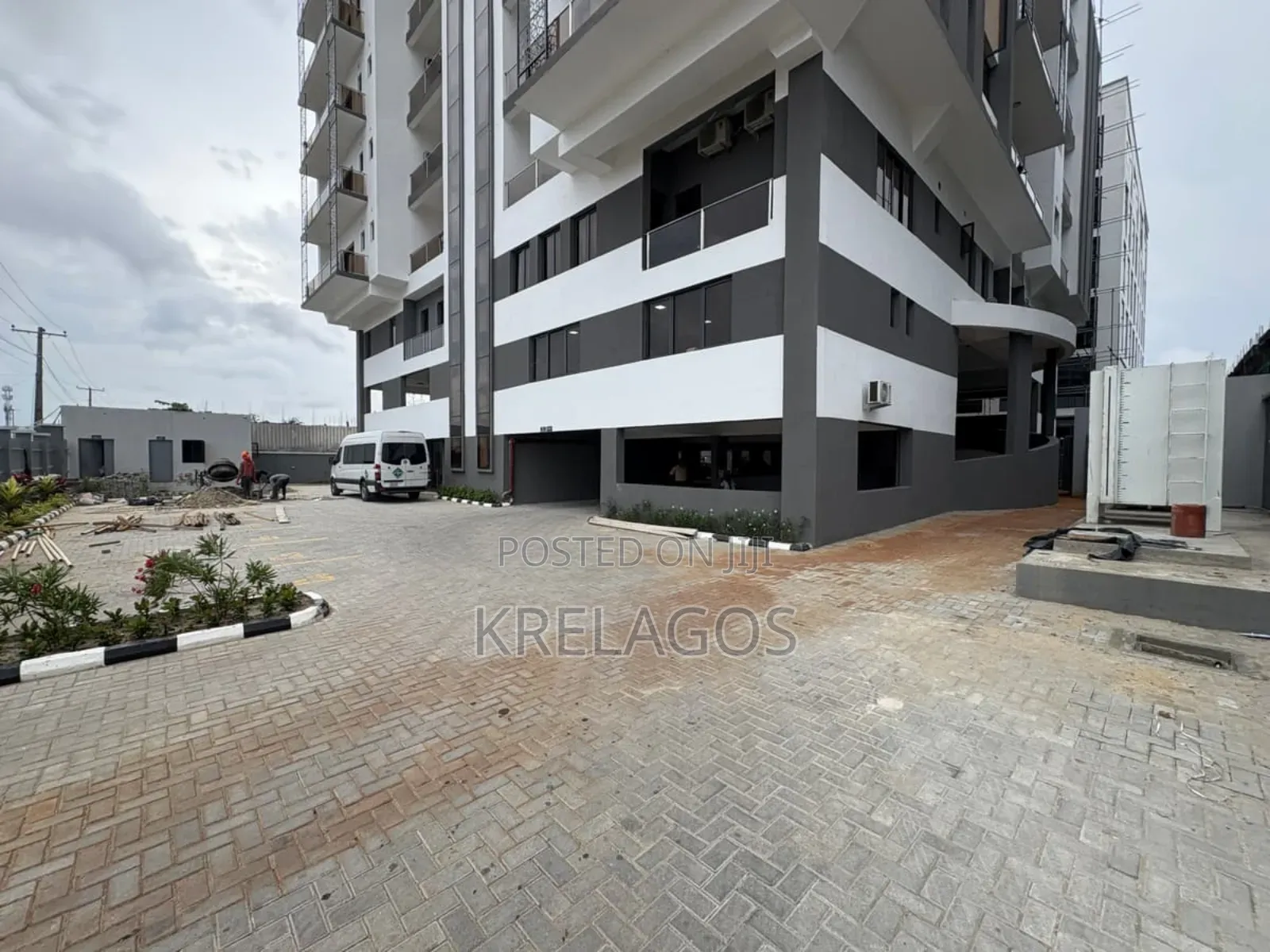 3bdrm Apartment in Lekki Phase 1 for sale