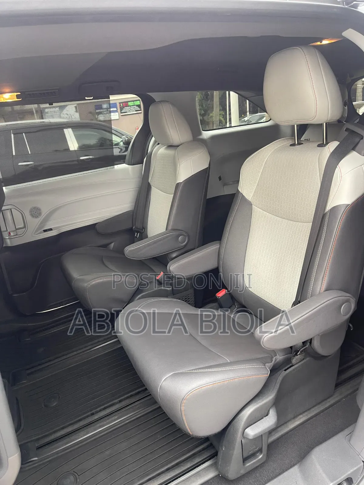 Toyota Sienna XLE FWD 7-Passenger 2024 Silver
