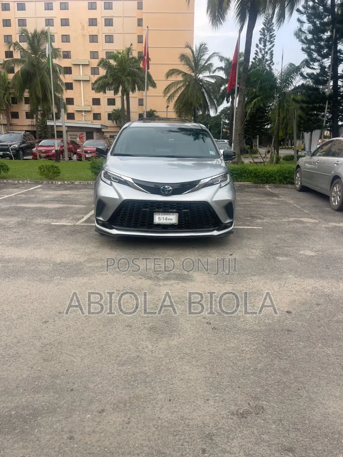 Toyota Sienna XLE FWD 7-Passenger 2024 Silver