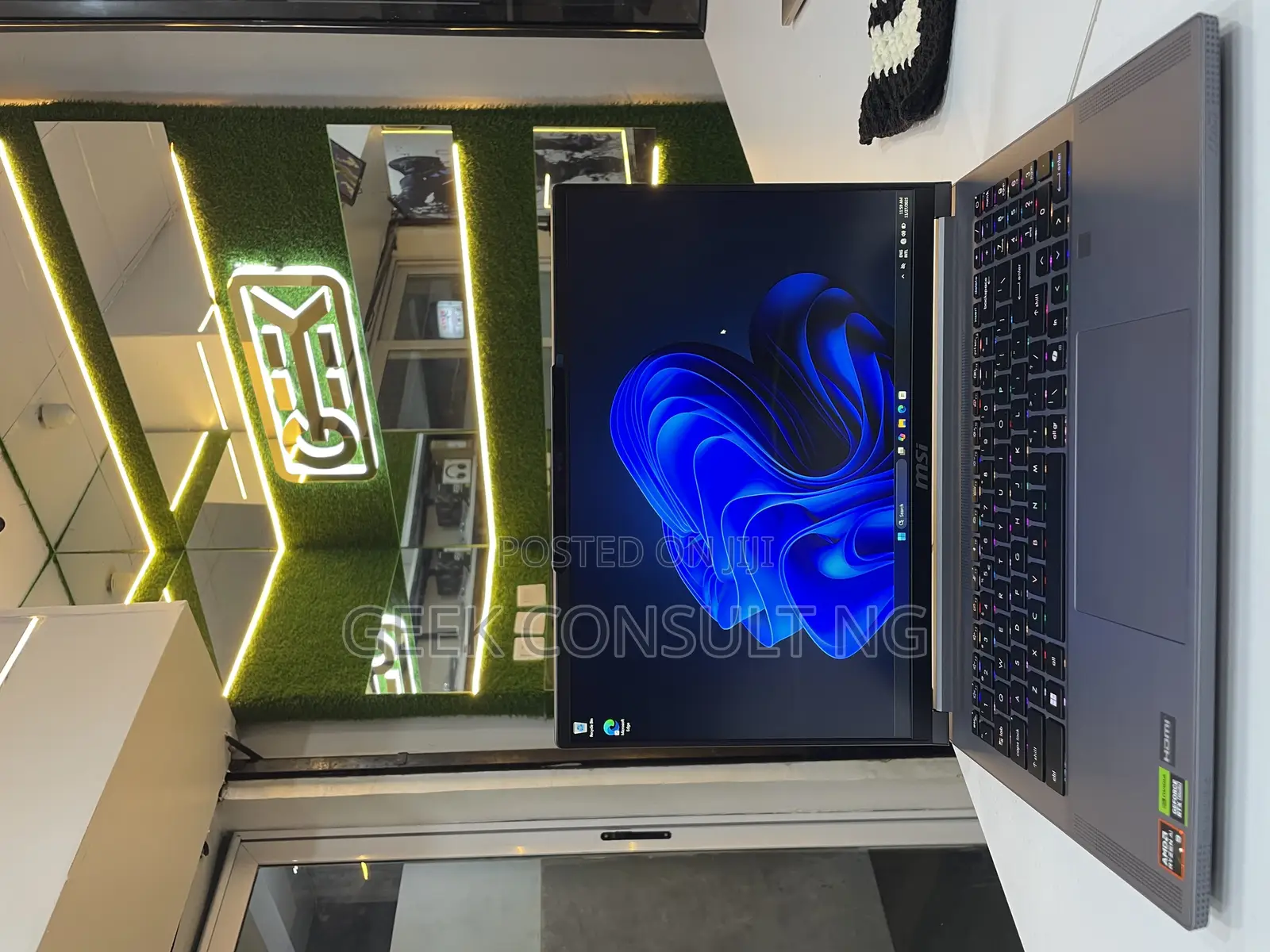Laptop MSI Creator 17 B11UE-412 32GB AMD Ryzen 9 SSD 2T