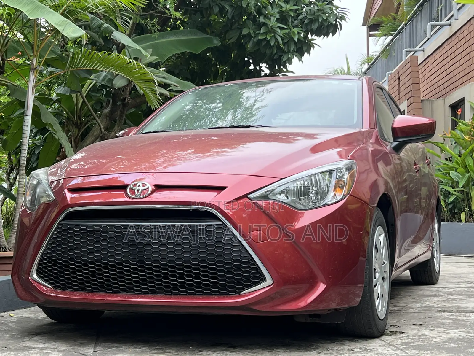 Toyota Yaris 1.5 Sedan XLE 2020 Red