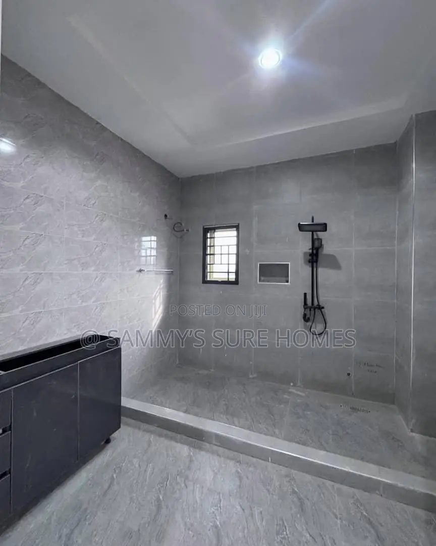 7bdrm Duplex in Utako for sale