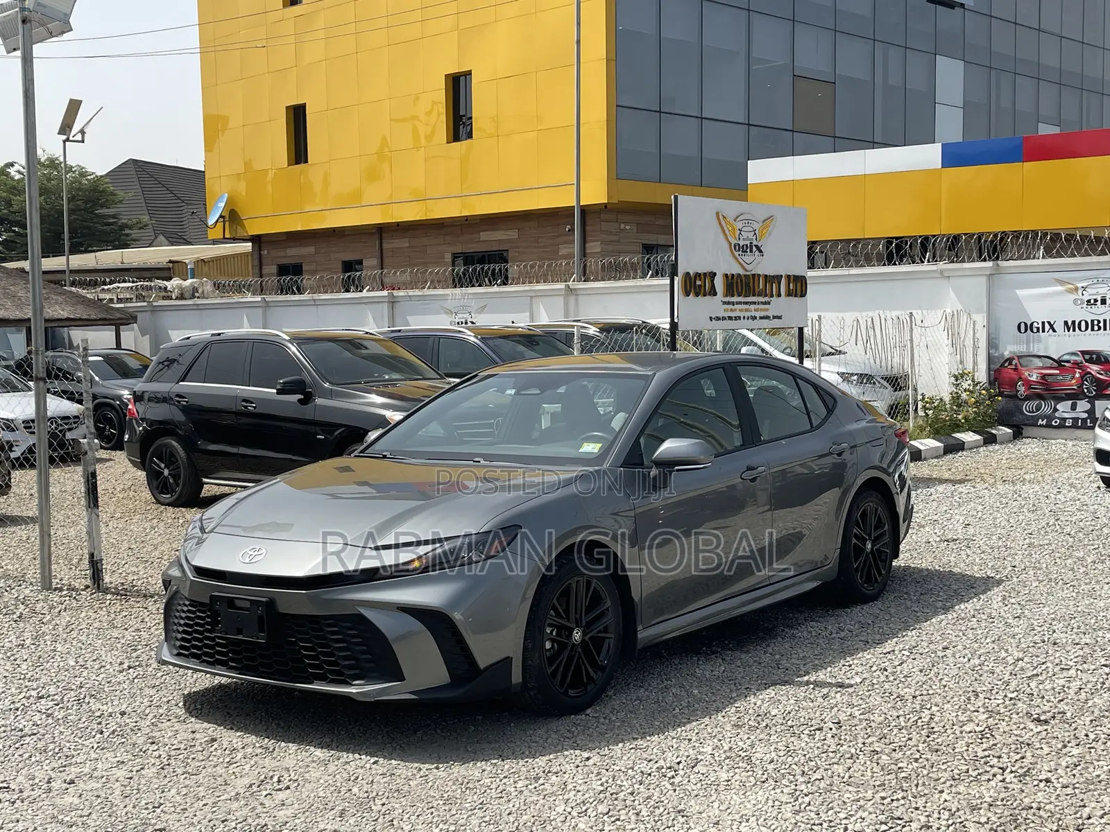 New Toyota Camry SE 2025 Silver