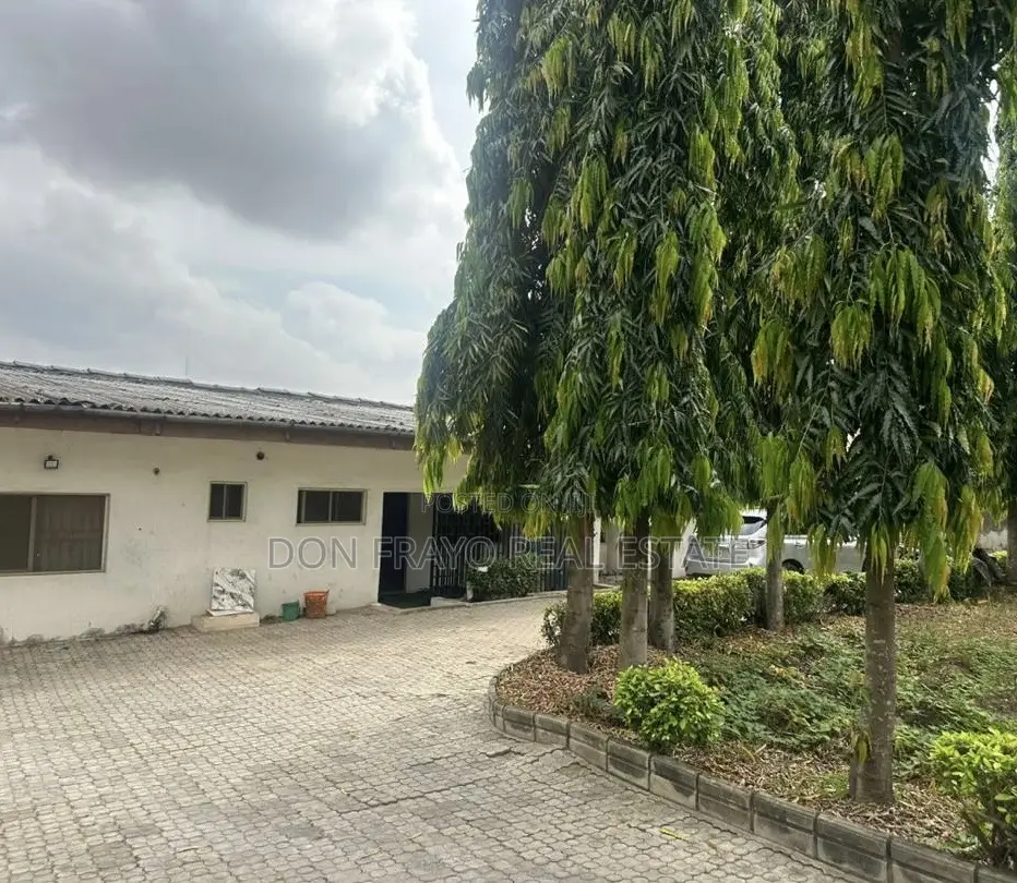 5bdrm Bungalow in Main Ikolaba Estate, Ibadan for sale