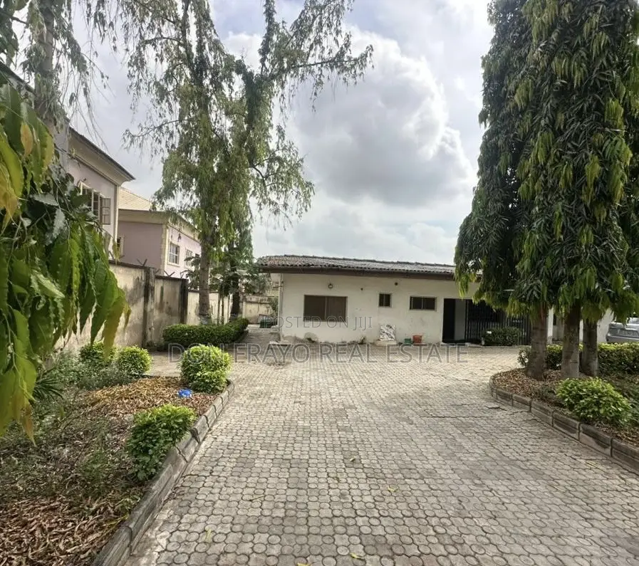 5bdrm Bungalow in Main Ikolaba Estate, Ibadan for sale