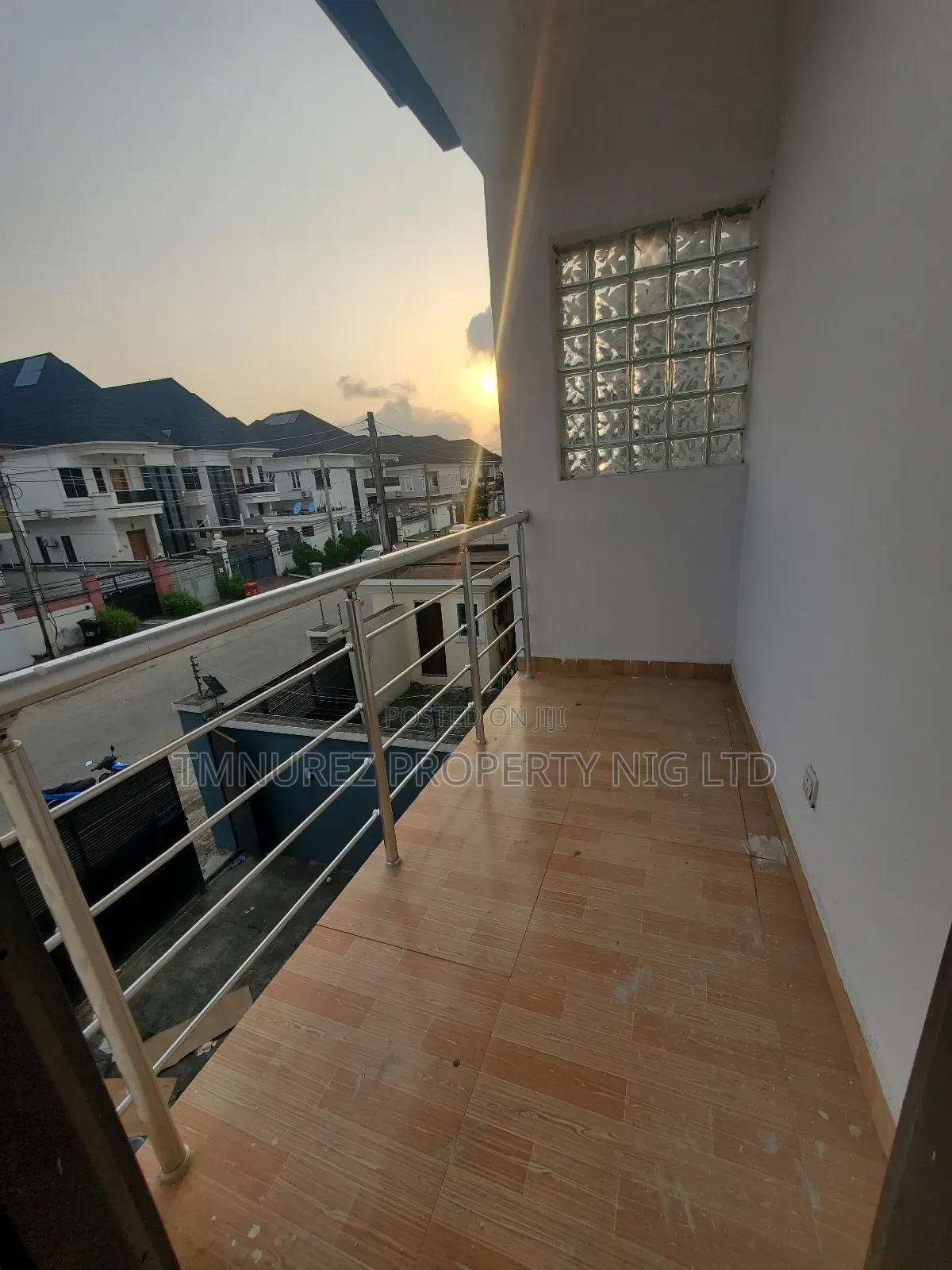 Mini Flat in Chevron for rent
