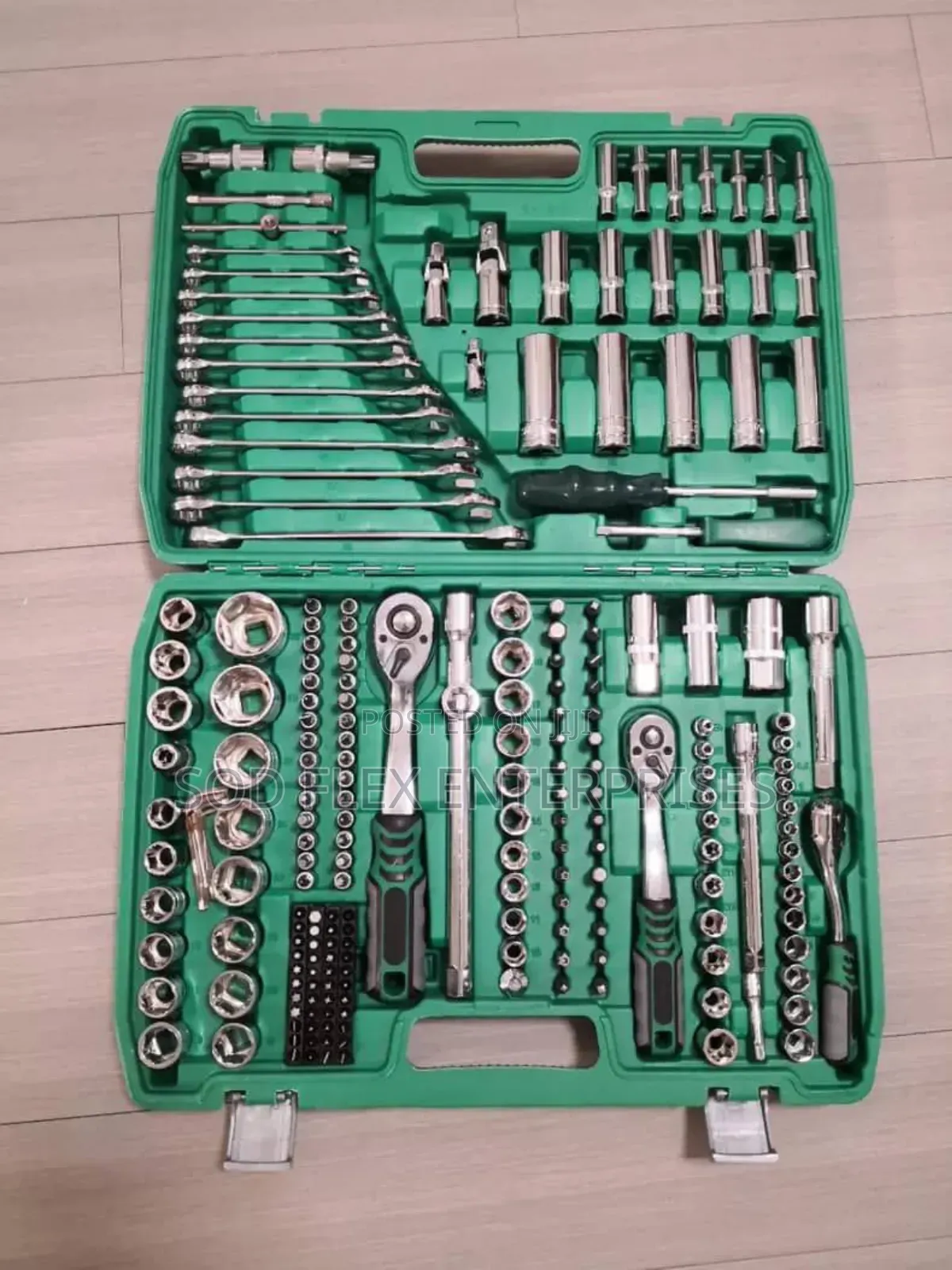216 Pieces Of 1/4", 3/8" And 1/2" Dr Socket And Bit Set