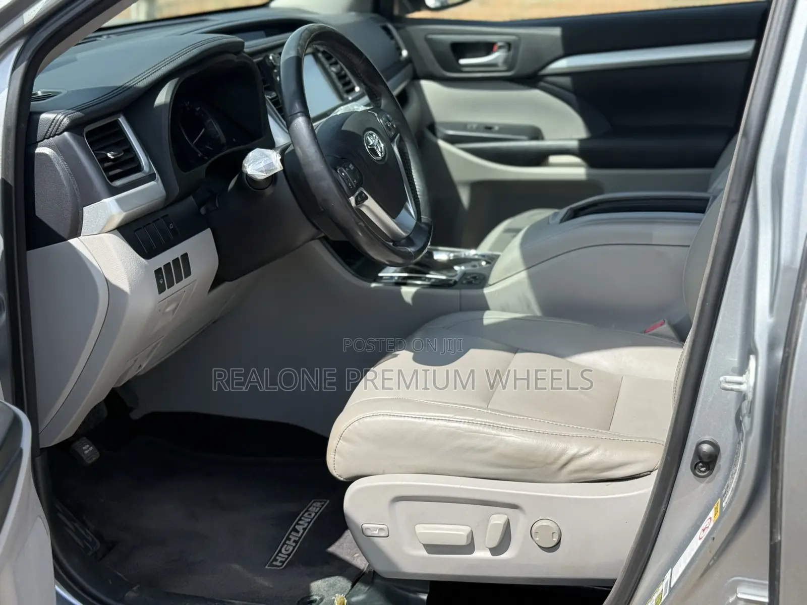Toyota Highlander XLE 4x4 V6 (3.5L 6cyl 8A) 2017 Silver