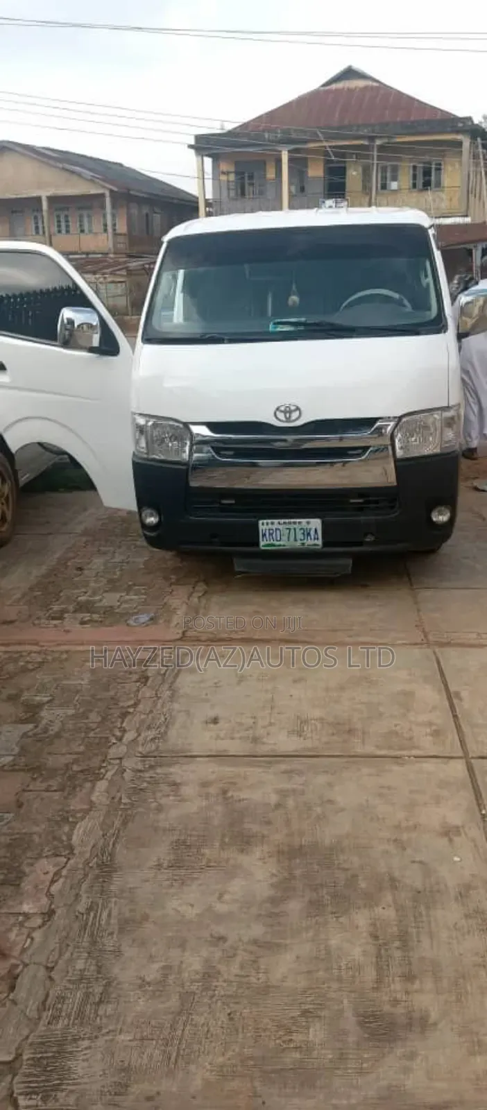 Toyota HiAce 2004 White
