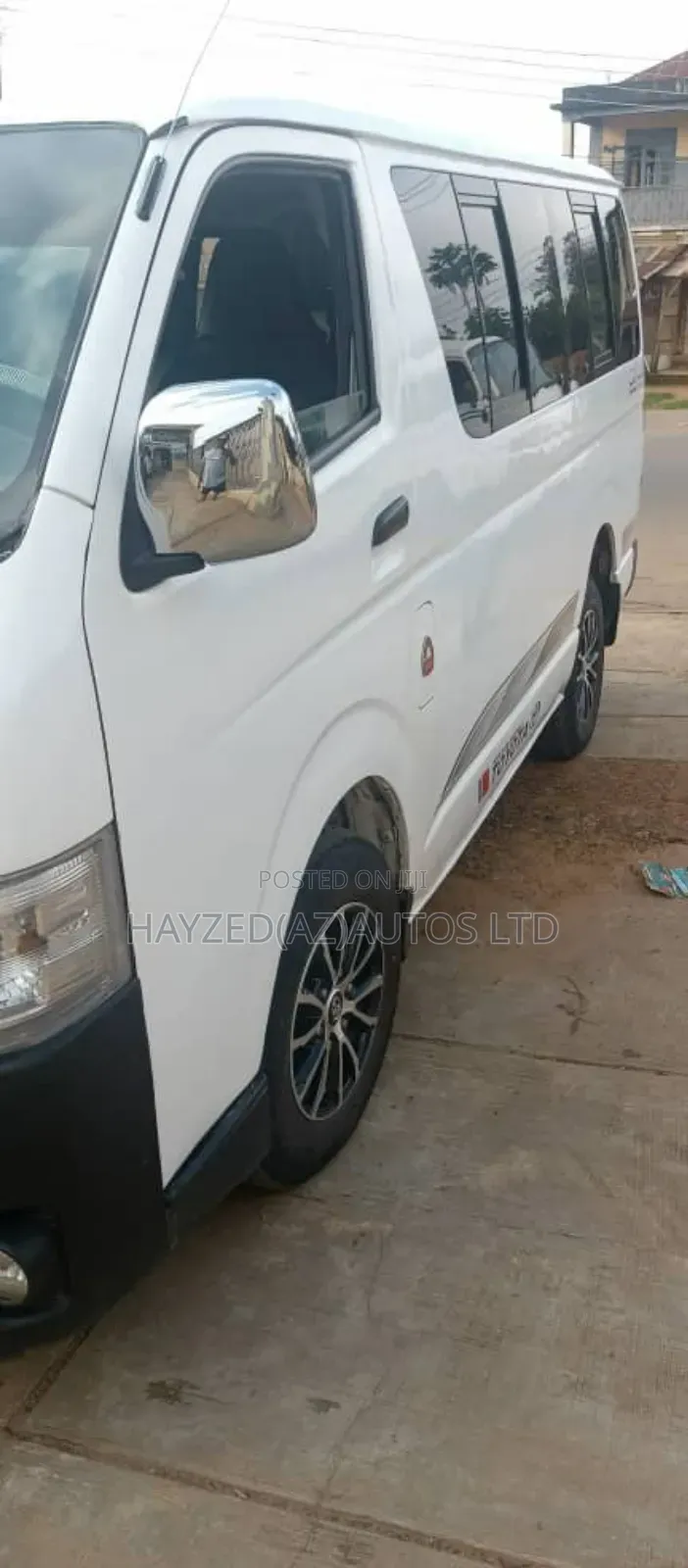 Toyota HiAce 2004 White