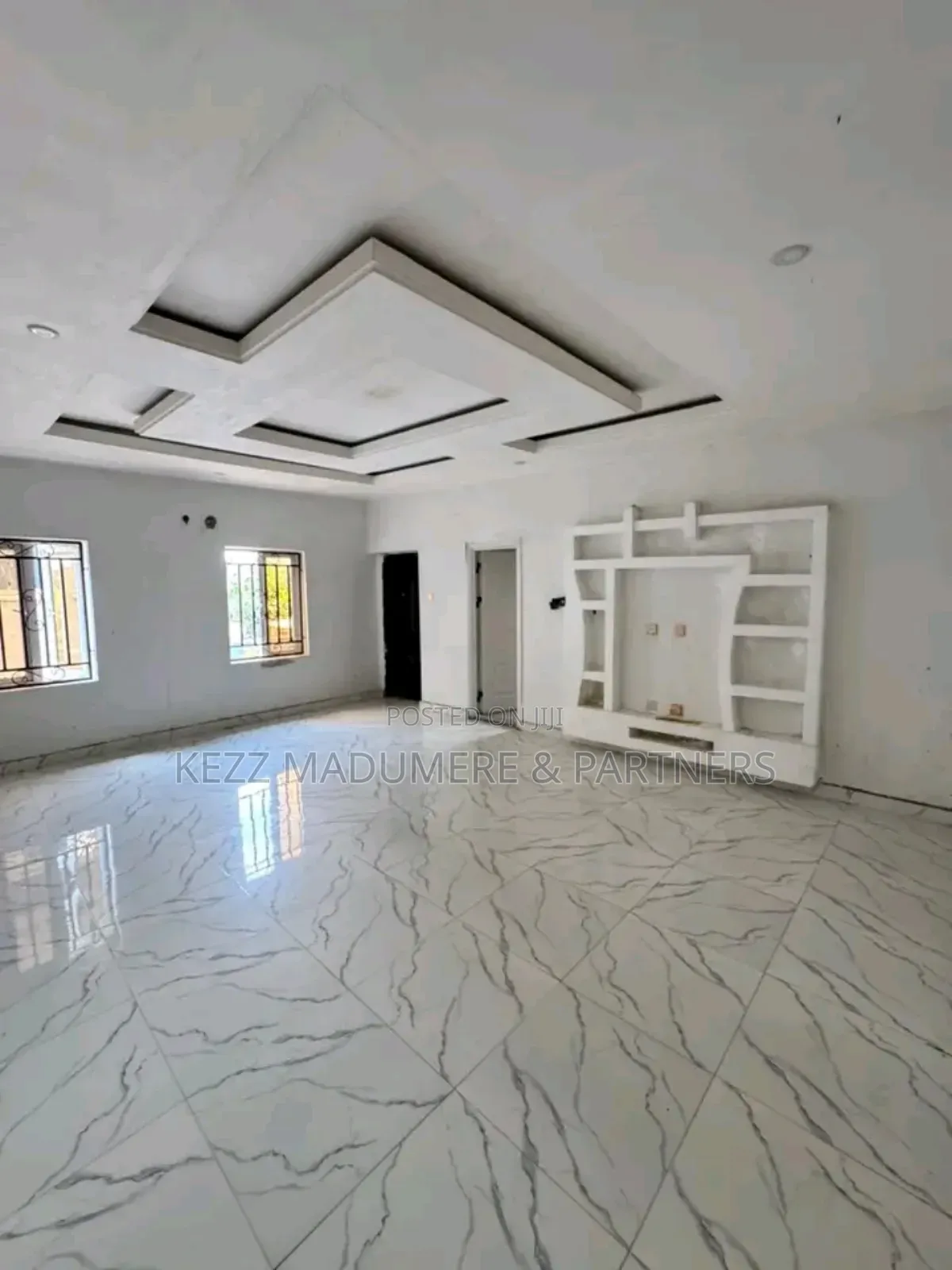 5bdrm Duplex in Victory Estate, Off for sale
