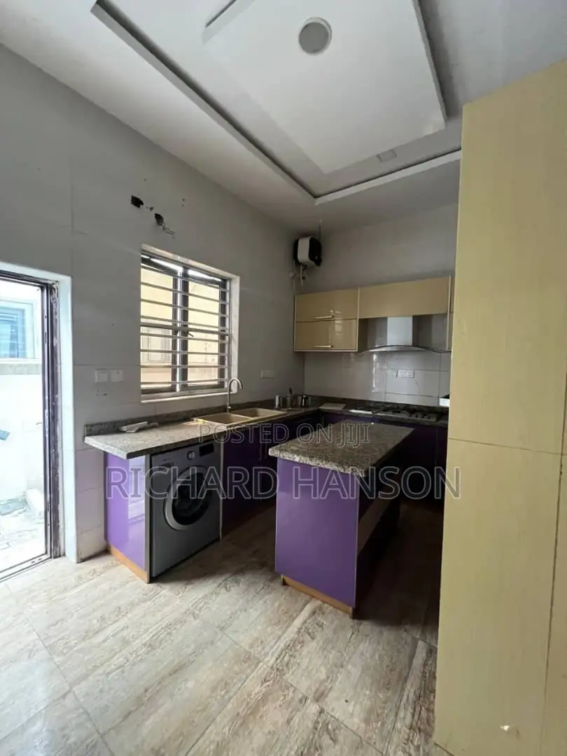 4bdrm Duplex in Lekki Phase 2 for sale