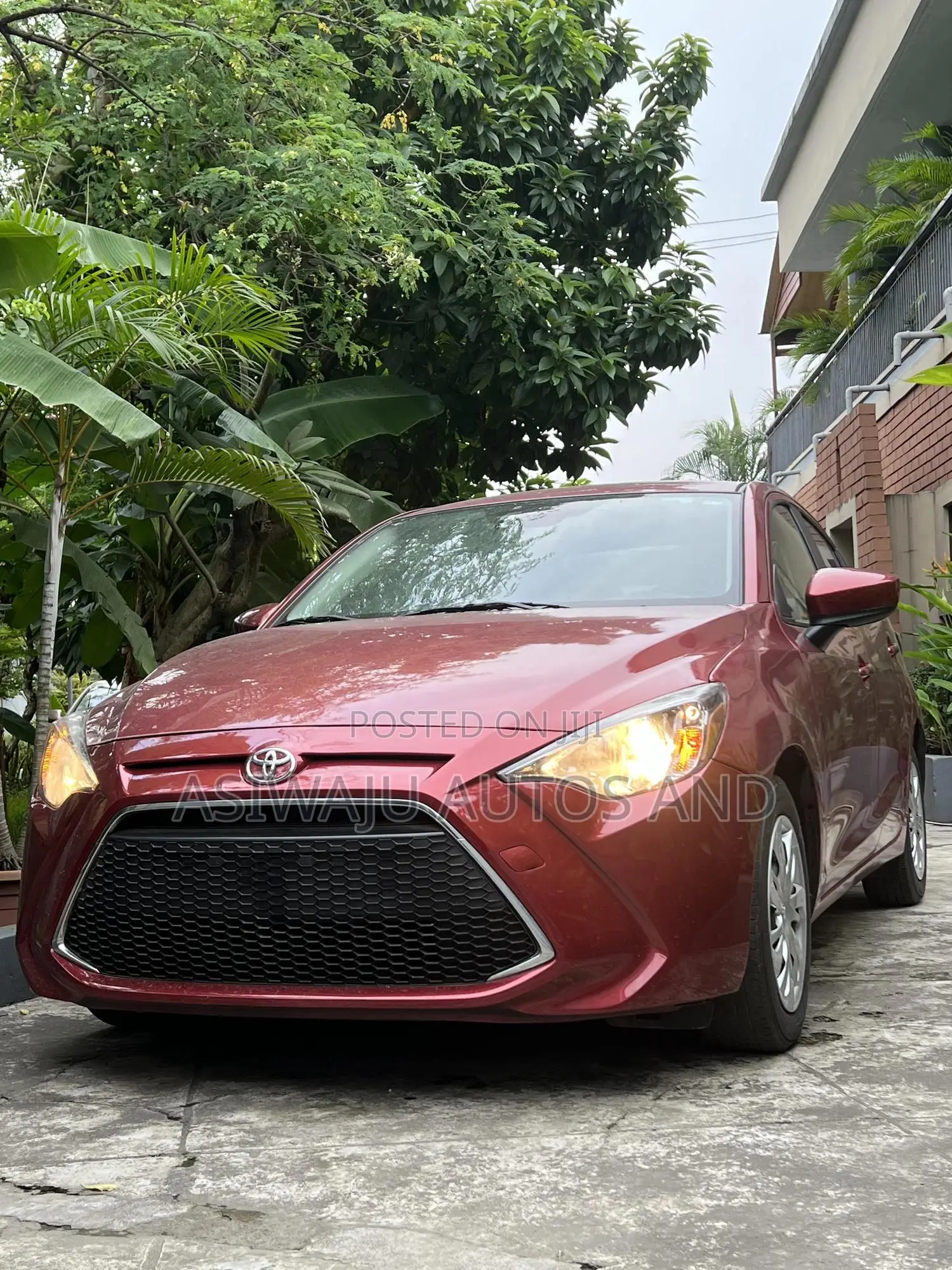 Toyota Yaris 1.5 Sedan XLE 2020 Red