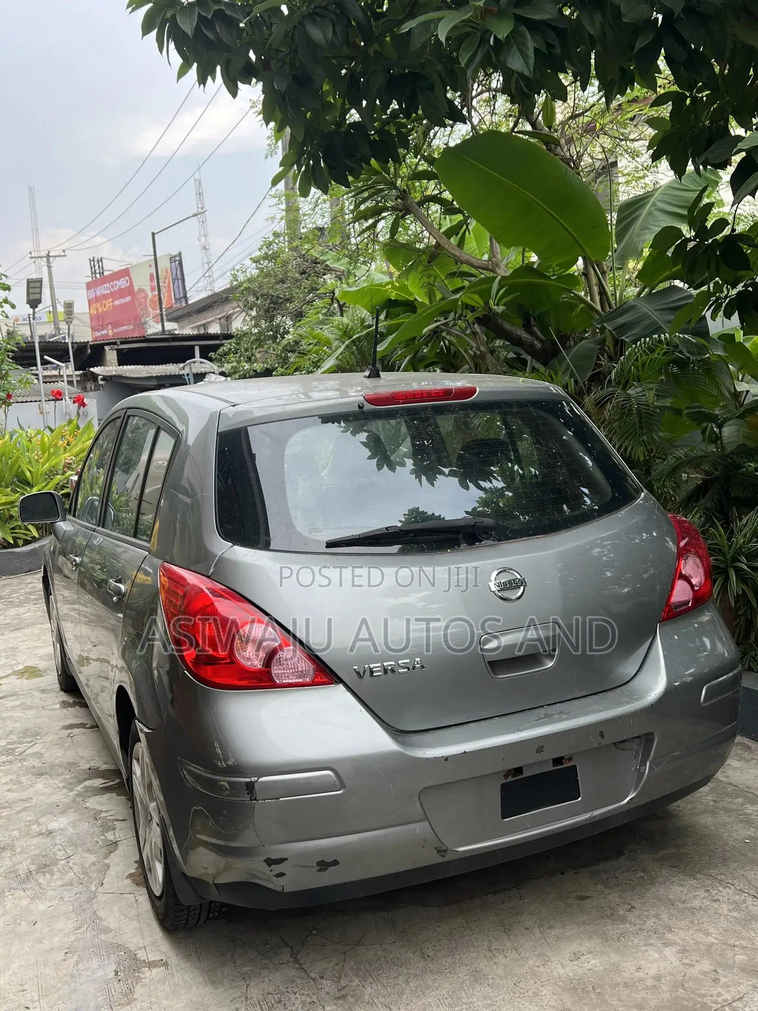 Nissan Versa 1.8 S Hatchback 2012 Gray