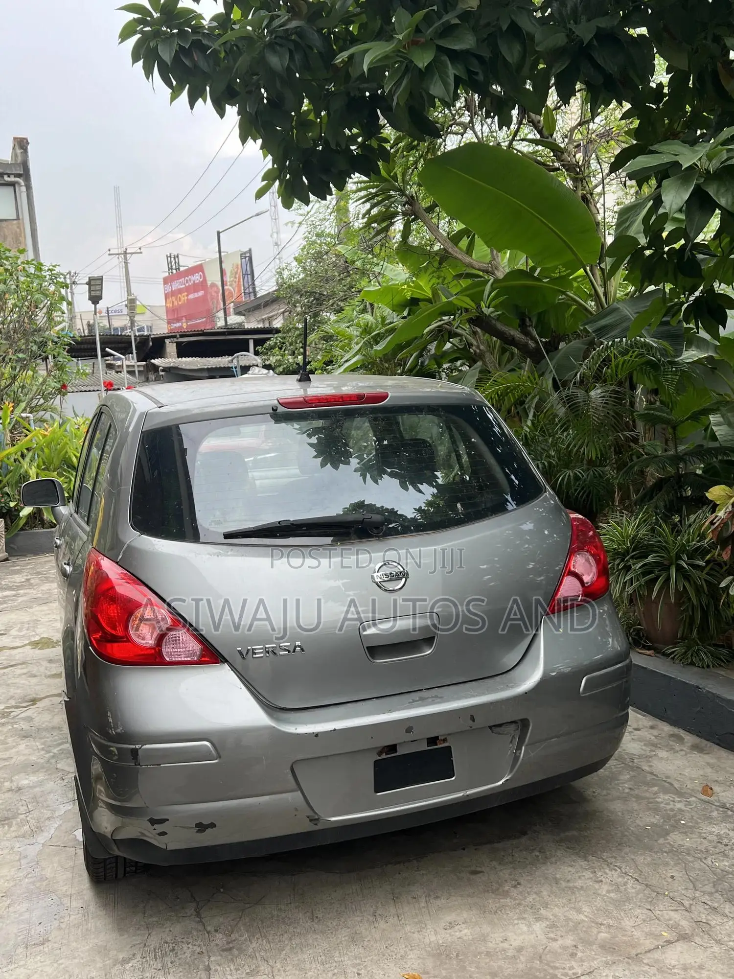 Nissan Versa 1.8 S Hatchback 2012 Gray