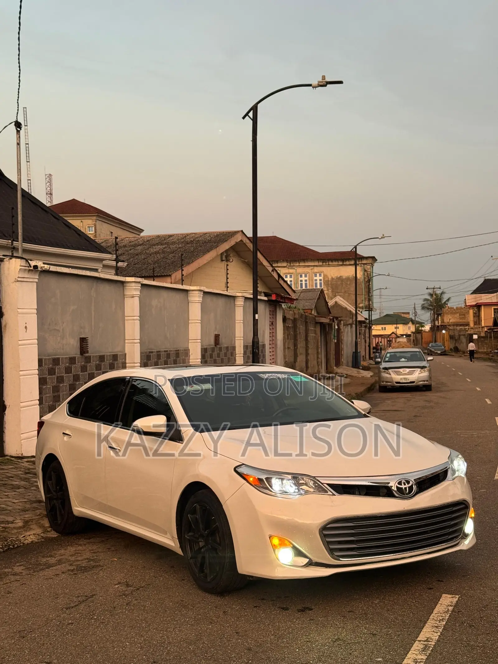 Toyota Avalon XLE Premium Sedan FWD (3.5L 6cyl 6A) 2013 White