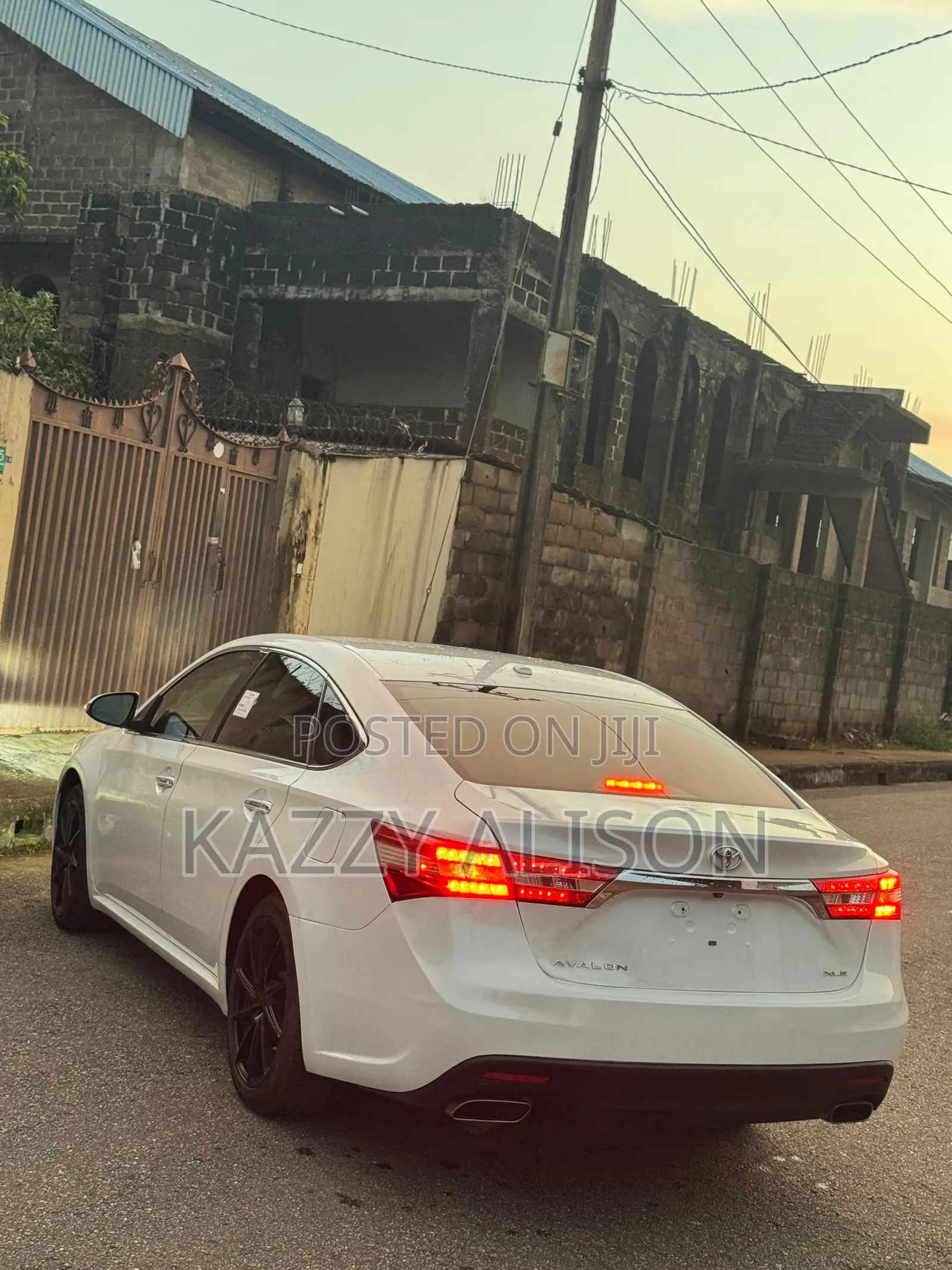 Toyota Avalon XLE Premium Sedan FWD (3.5L 6cyl 6A) 2013 White