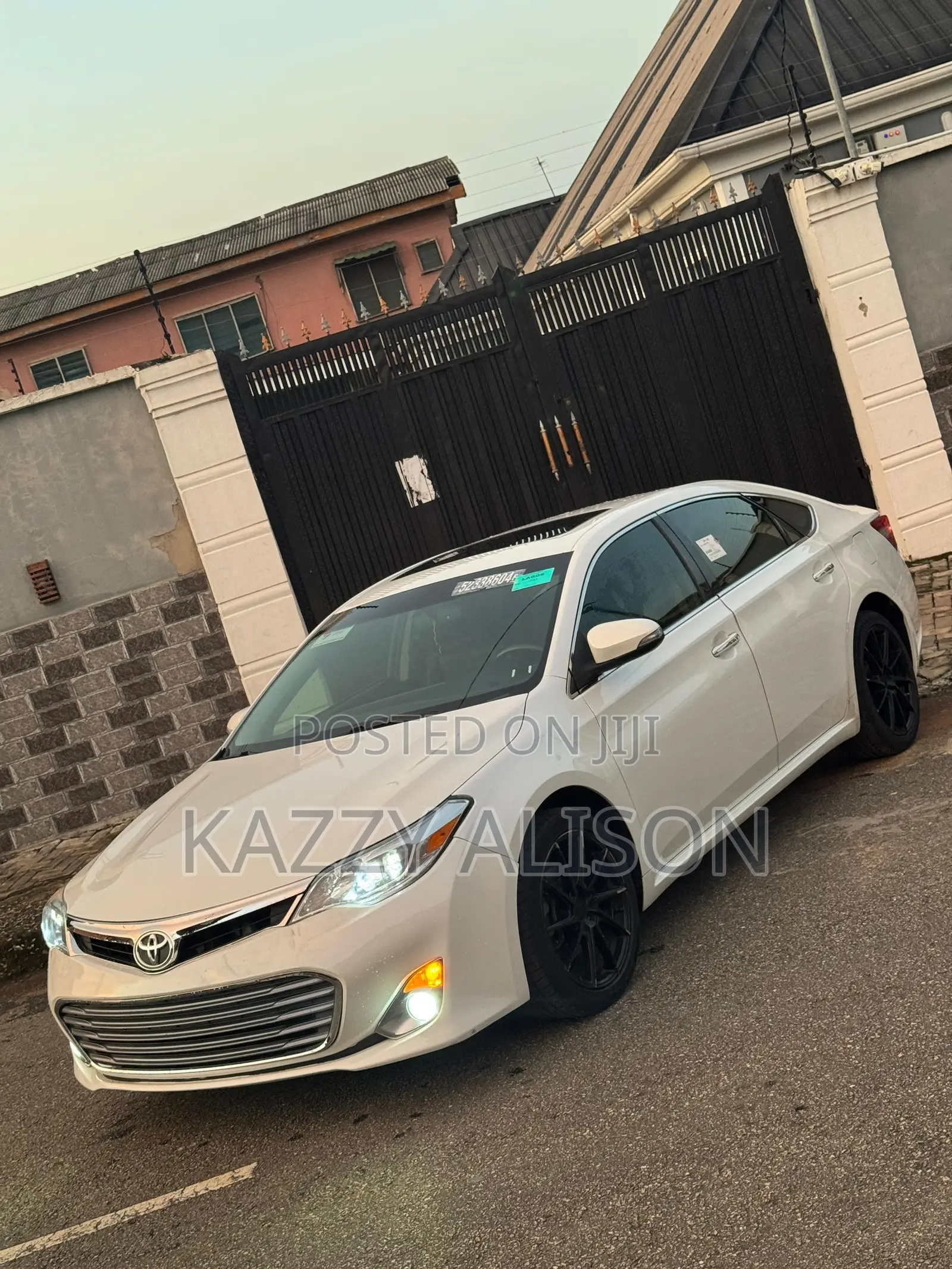 Toyota Avalon XLE Premium Sedan FWD (3.5L 6cyl 6A) 2013 White