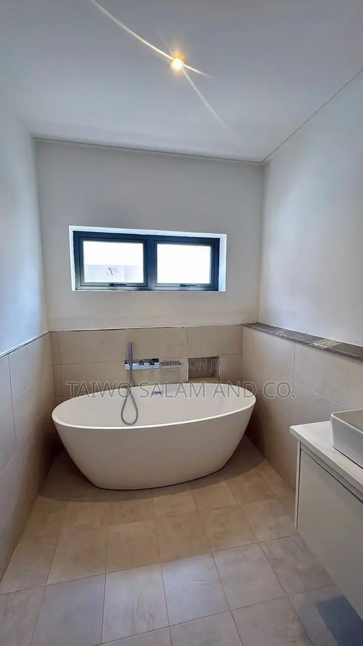 5bdrm Duplex in Akobo for sale