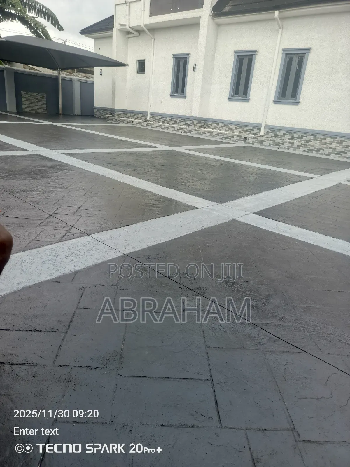 Solid Concrete Floor and Walls Design