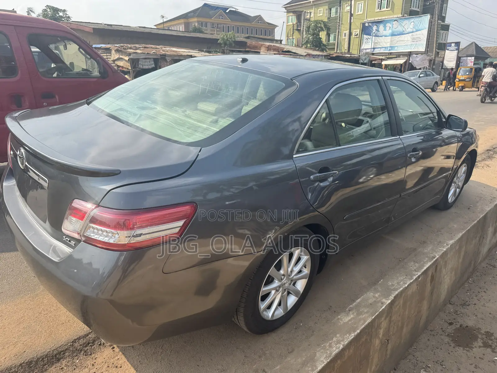 Toyota Camry XLE V6 4dr Sedan (3.5L 6cyl 6A) 2011 Gray