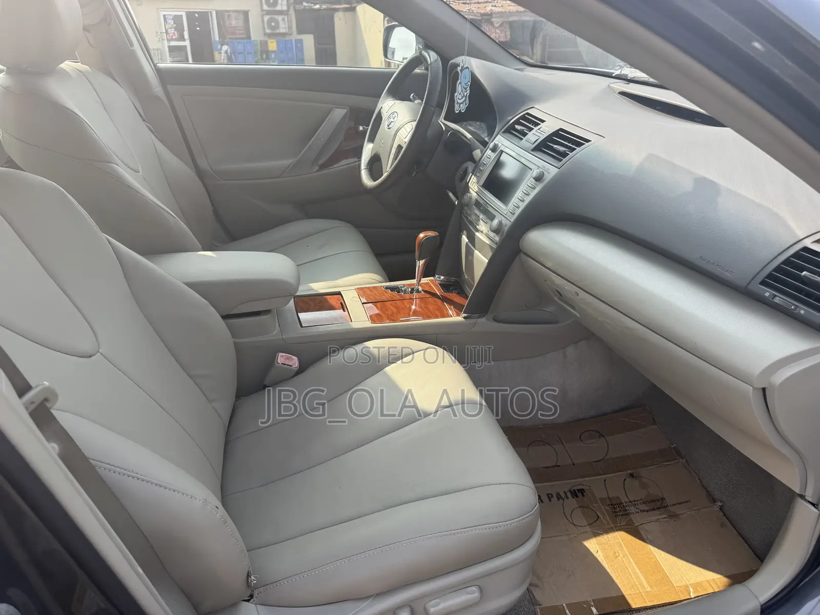 Toyota Camry XLE V6 4dr Sedan (3.5L 6cyl 6A) 2011 Gray