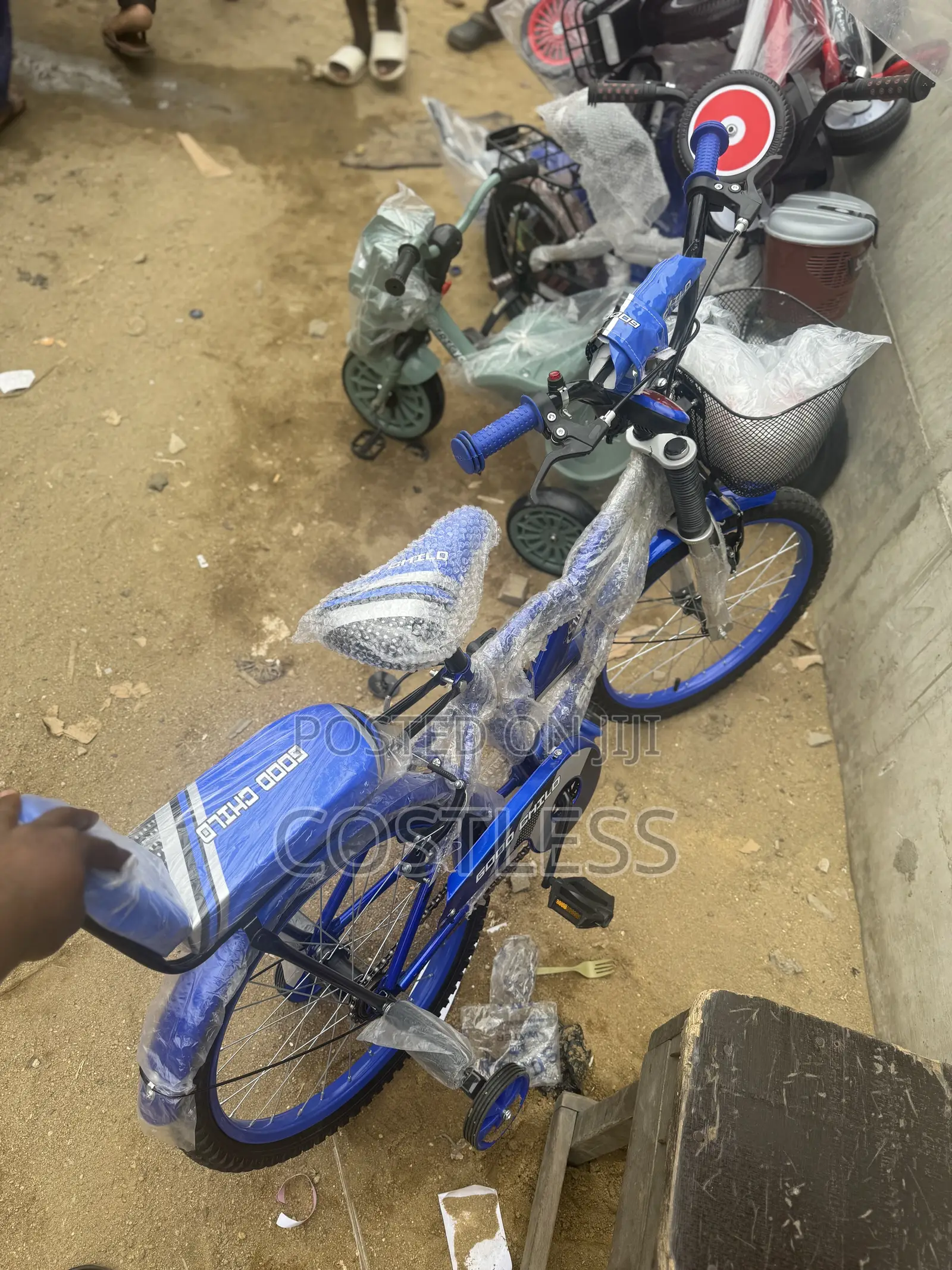 18’ Unisex Bicycle for Young Children With Free Helmet