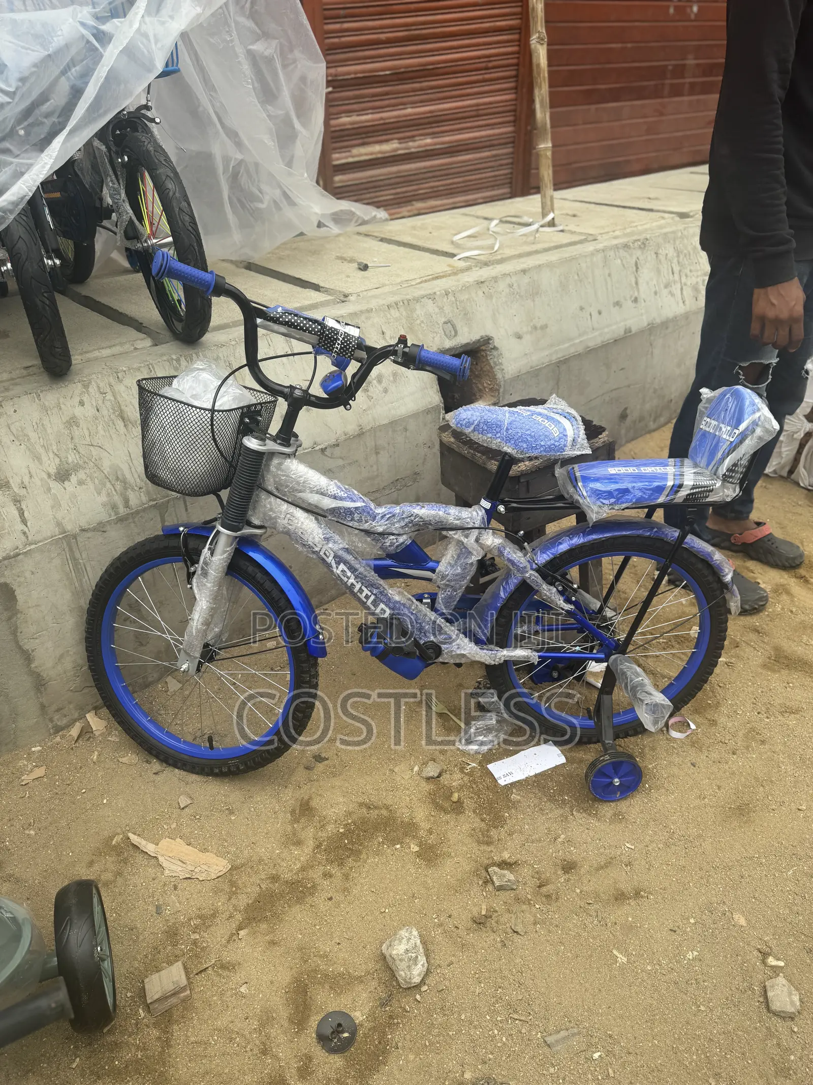 18’ Unisex Bicycle for Young Children With Free Helmet