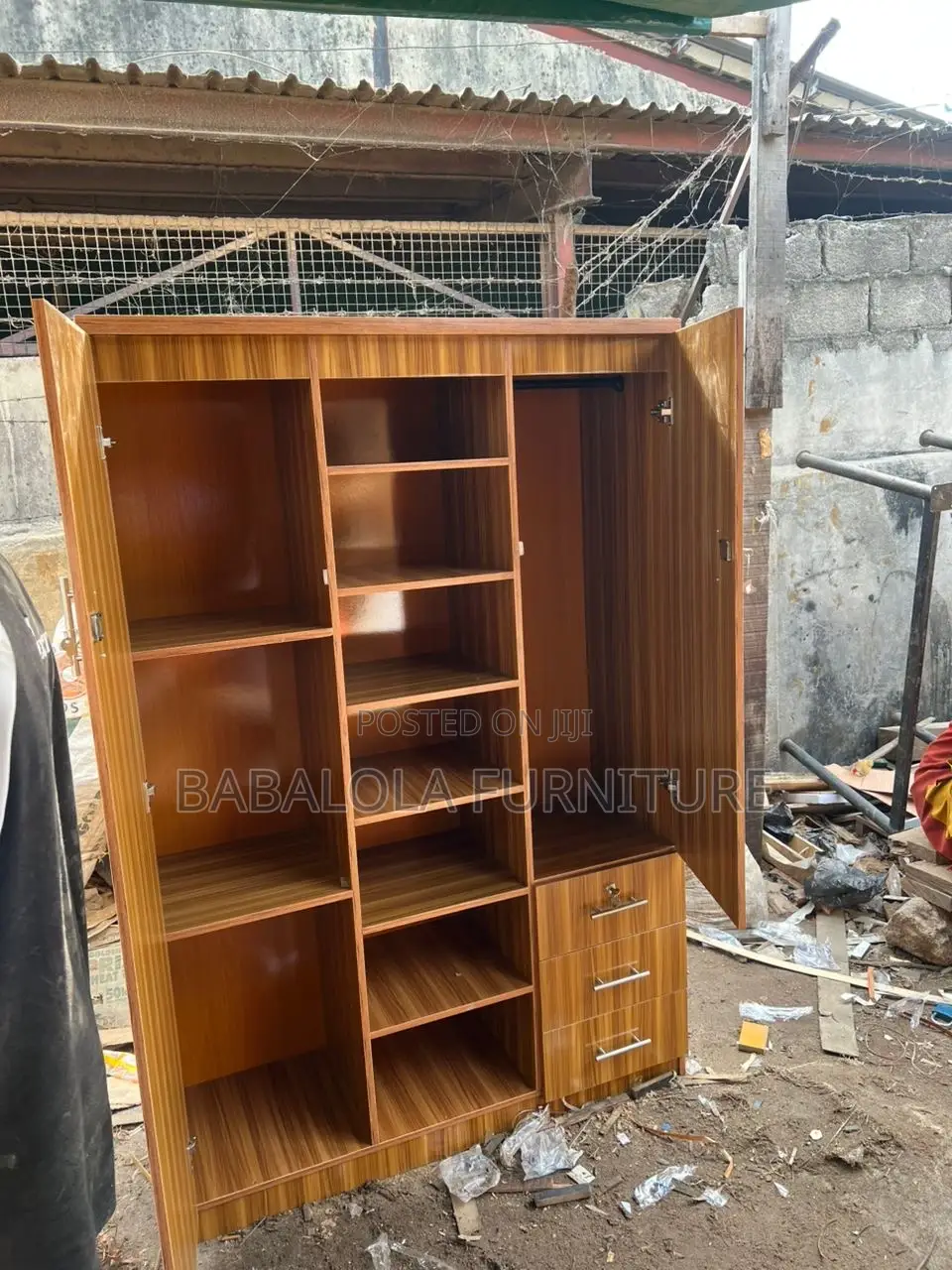 4/6 Feet Wardrobe With Middle Shoe Rack
