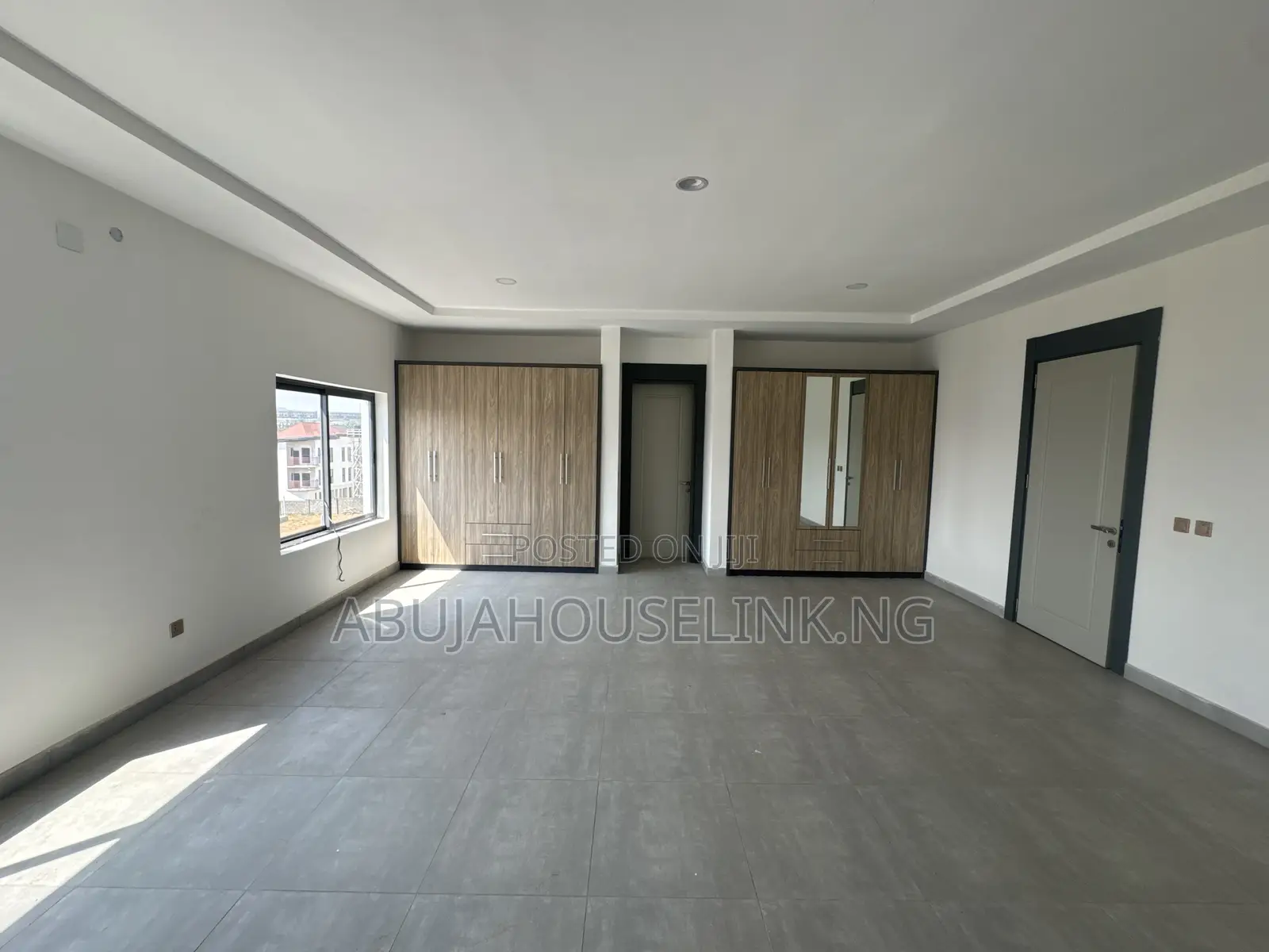 5bdrm Duplex in Jahi. Y Gilmore for sale