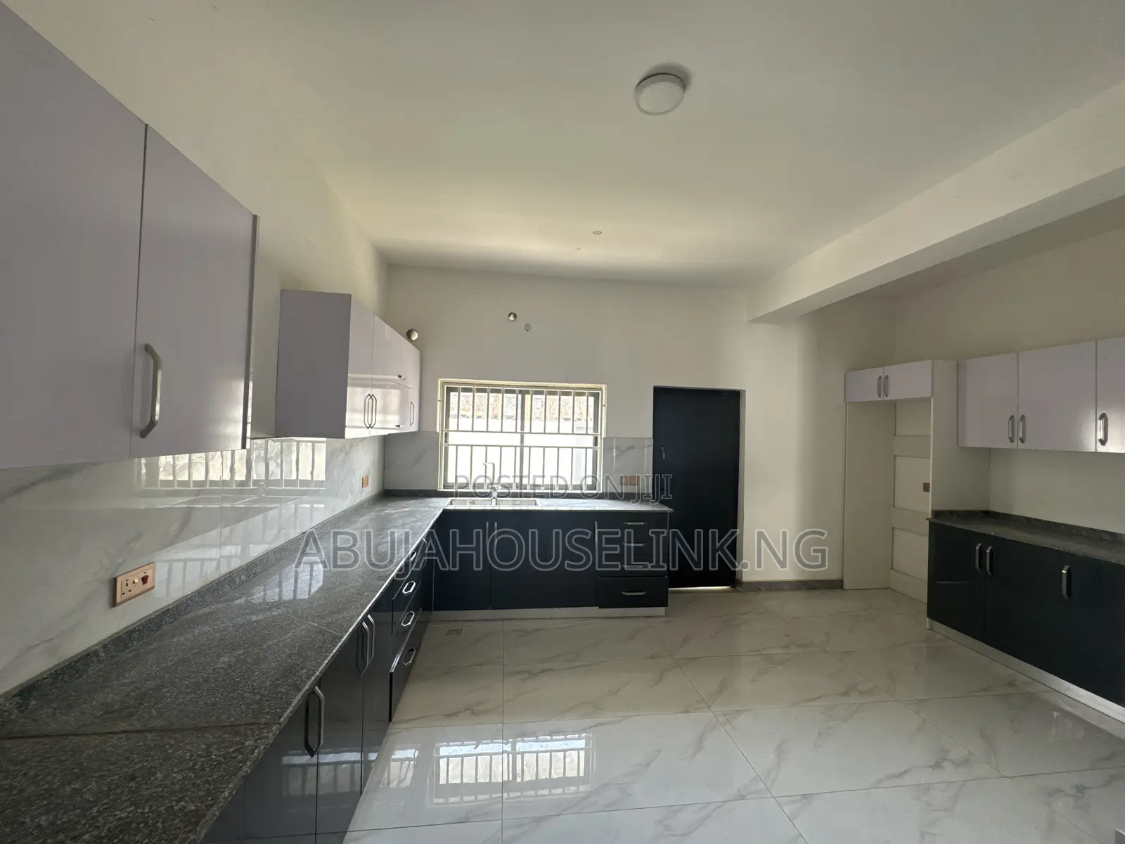 5bdrm Duplex in Jahi. Y Gilmore for sale