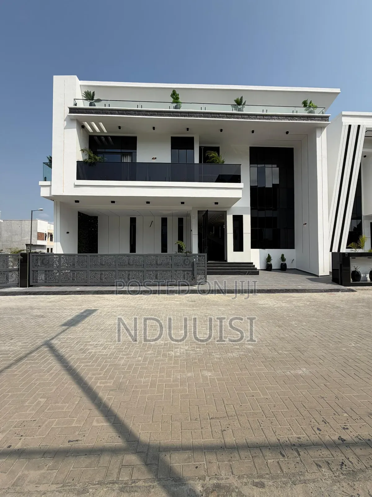 5bdrm Duplex in Chevron for sale