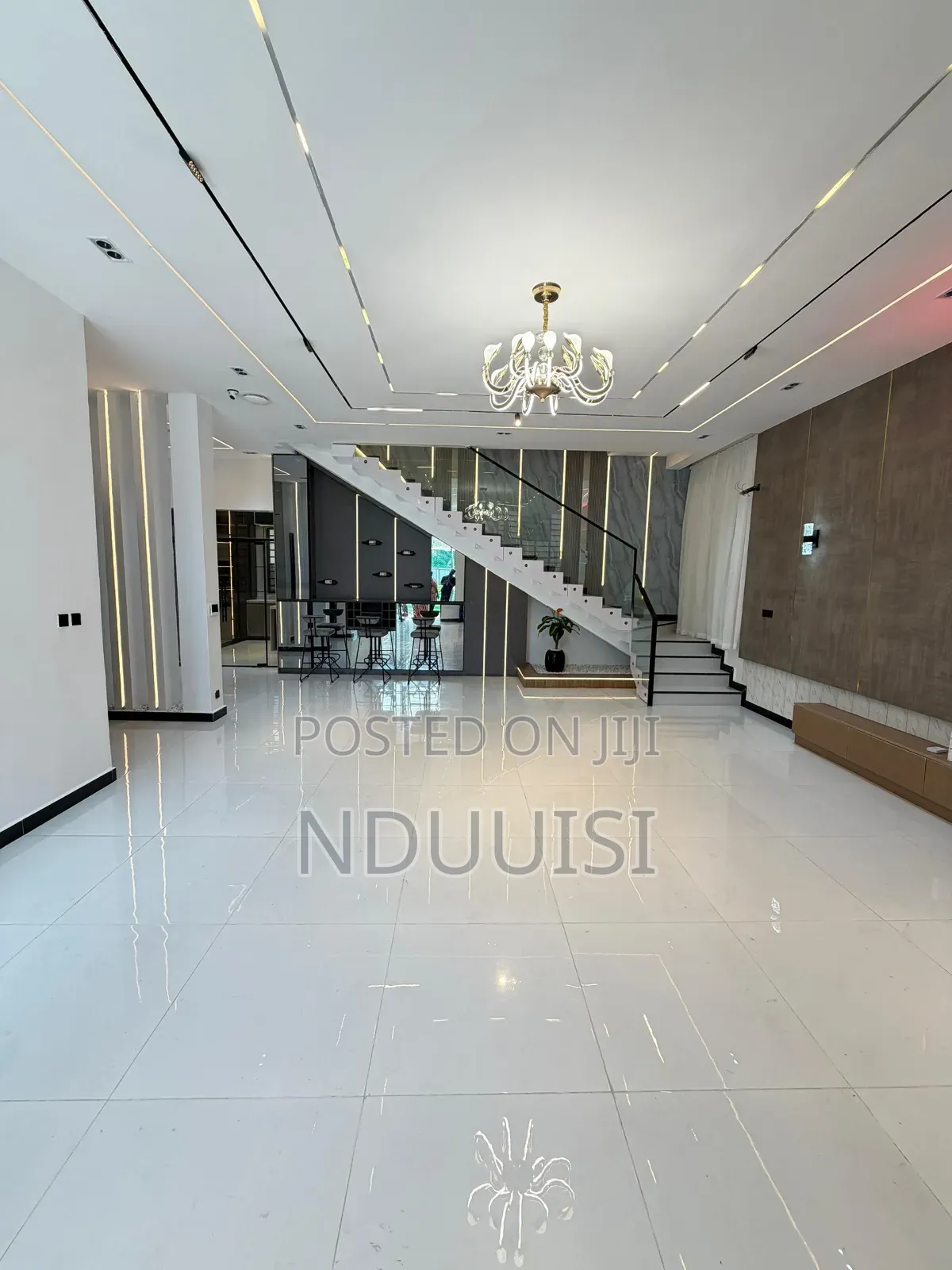 5bdrm Duplex in Chevron for sale