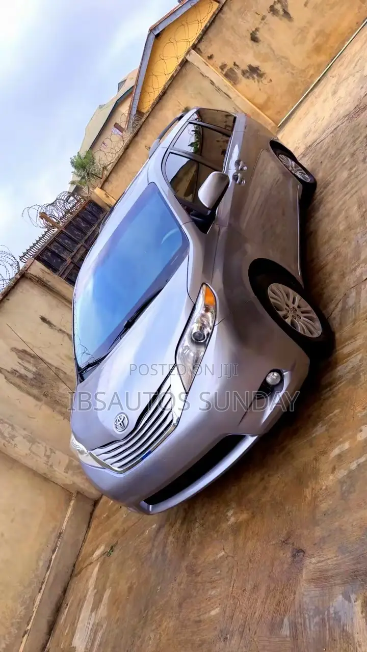 Toyota Sienna 2014 Silver