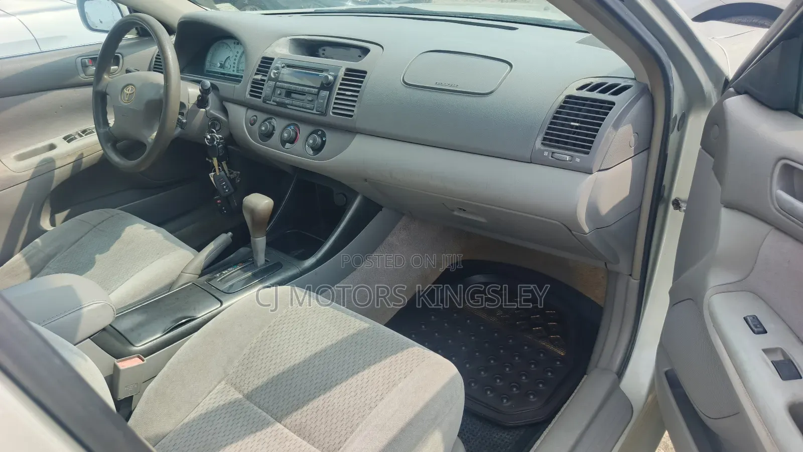 Toyota Camry LE 4dr Sedan (2.4L 4cyl 5M) 2004 Gold