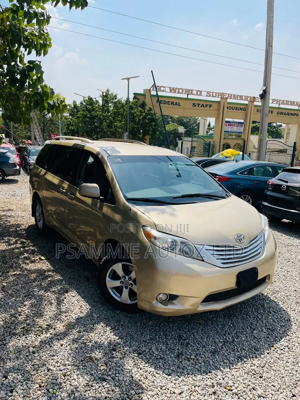 Toyota Sienna 2011 Gold