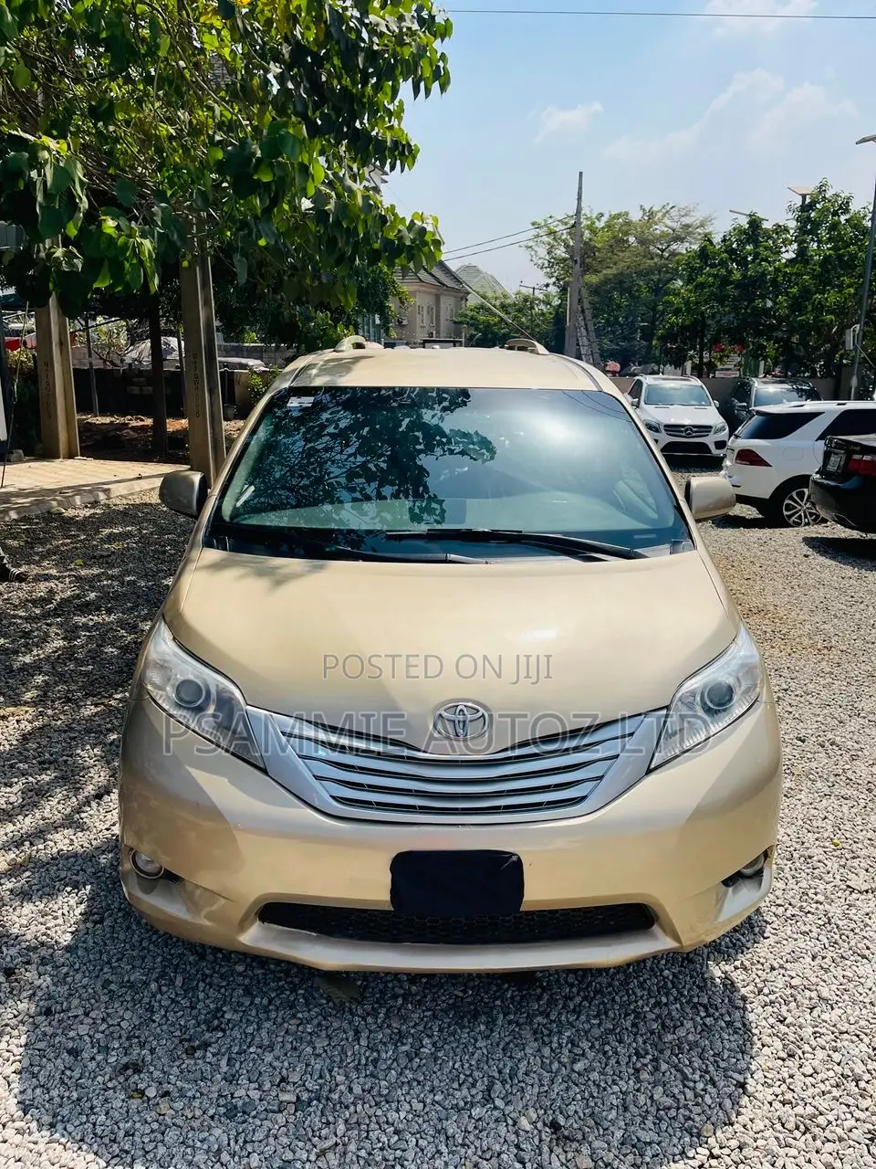 Toyota Sienna 2011 Gold