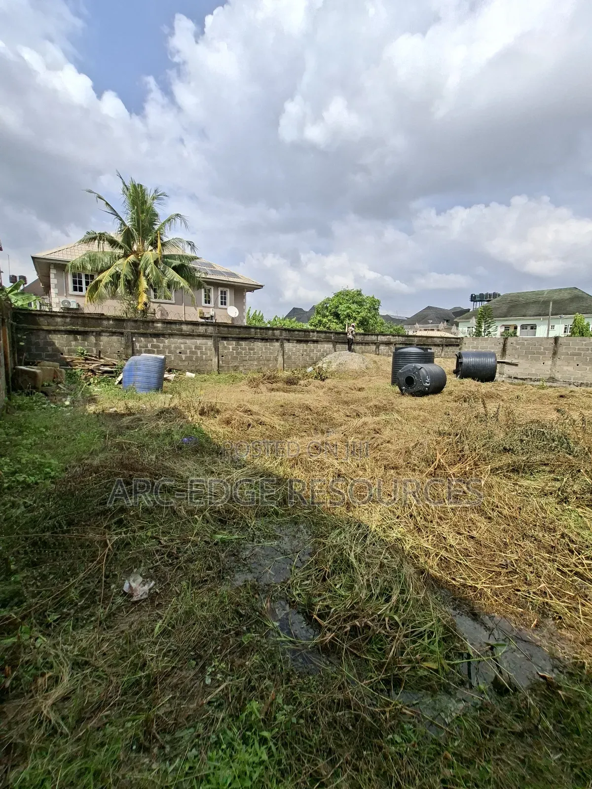 Dry 450sqm Land in Greenfield Estate, Ago