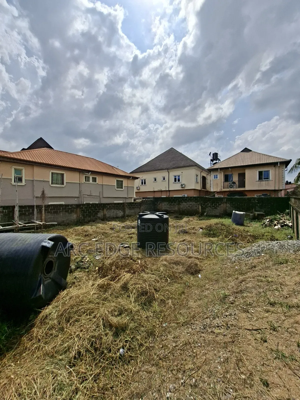 Dry 450sqm Land in Greenfield Estate, Ago