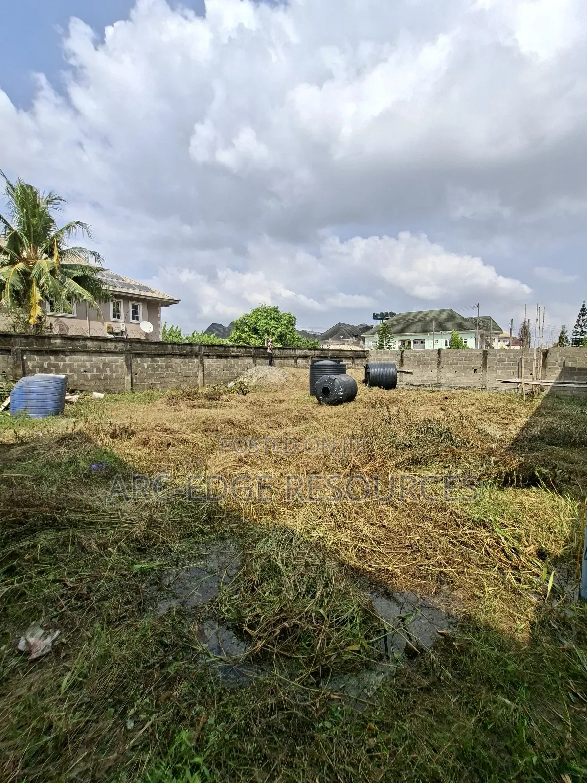 Dry 450sqm Land in Greenfield Estate, Ago